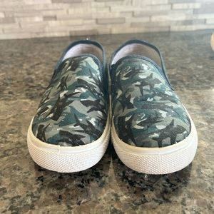 Natural Steps boys shark print canvas slide on tennis shoes size 2.5 in EUC